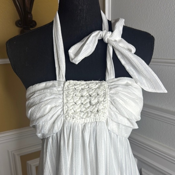 Elegant White Halter Dress - Picture 3 of 14